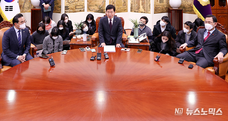 김진표 국회의장이 15일 서울 여의도 국회에서 열린 의장 주재 여야 원내대표 회동에서 내년도 예산안 관련 중재안을 제시하고 있다. 왼쪽부터 더불어민주당 박홍근 원내대표, 김 의장, 국민의힘 주호영 원내대표. ⓒ정의철 기자