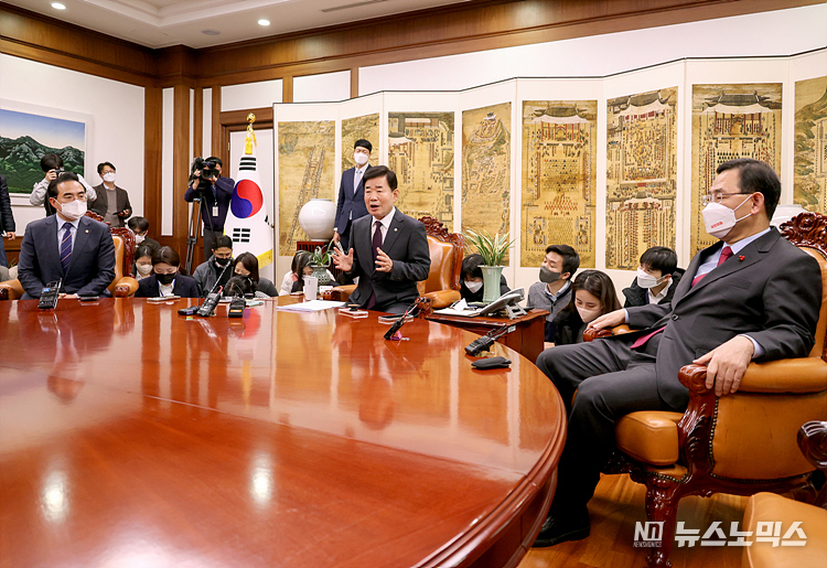 김진표 국회의장이 15일 서울 여의도 국회에서 열린 의장 주재 여야 원내대표 회동에서 내년도 예산안 관련 중재안을 제시하고 있다. 왼쪽부터 더불어민주당 박홍근 원내대표, 김 의장, 국민의힘 주호영 원내대표. ⓒ정의철 기자