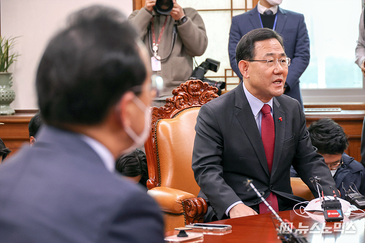 국민의힘 주호영 원내대표가 15일 서울 여의도 국회 의장실에서 열린 내년도 예산안 협상을 위한 국회의장 주재 여야 원내대표 회동에 참석해 발언하고 있다. ⓒ정의철 기자