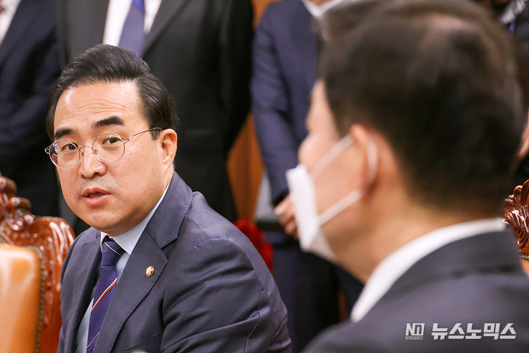 더불어민주당 박홍근 원내대표가 15일 서울 여의도 국회 의장실에서 열린 내년도 예산안 협상을 위한 국회의장 주재 여야 원내대표 회동에 참석해 발언하고 있다. ⓒ정의철 기자