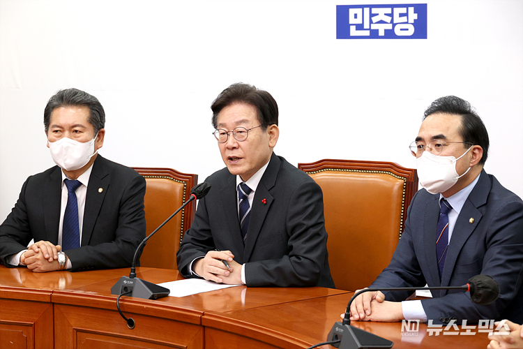 더불어민주당 이재명 대표가 15일 서울 여의도 국회에서 내년도 예산안과 관련해 국회의장 중재안 수용 기자회견을 하고 있다. ⓒ정의철 기자