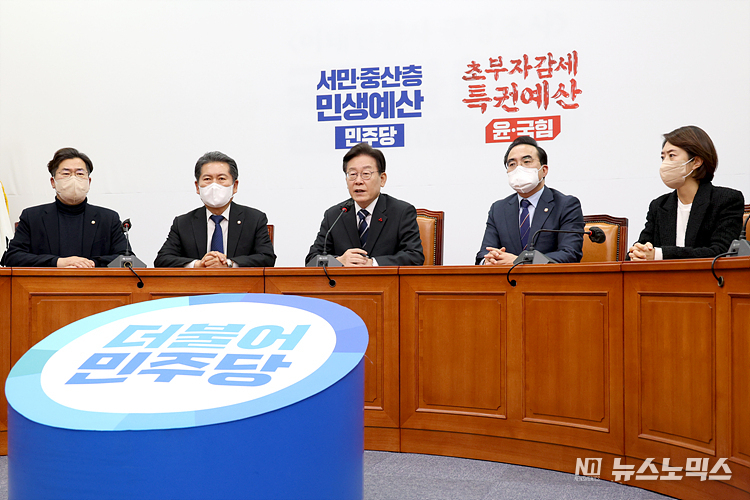 더불어민주당 이재명 대표가 15일 서울 여의도 국회에서 내년도 예산안과 관련해 국회의장 중재안 수용 기자회견을 하고 있다. ⓒ정의철 기자