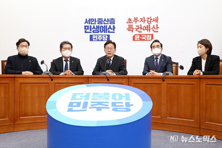 더불어민주당 이재명 대표가 15일 서울 여의도 국회에서 내년도 예산안과 관련해 국회의장 중재안 수용 기자회견을 하고 있다. ⓒ정의철 기자