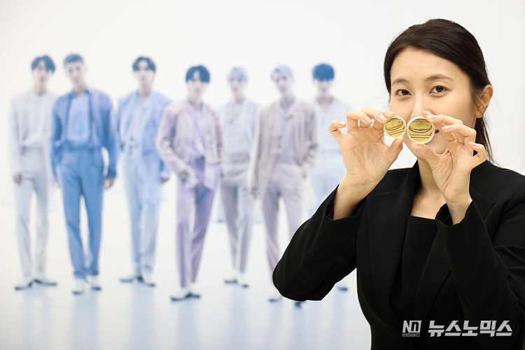 한국조폐공사가 16일 서울 마포구 한국조폐공사 오롯디윰관에서 방탄소년단(BTS) 데뷔 10주년 공식 기념 메달을 국내·외 동시 출시하며 포토세션을 하고 있다. ⓒ정의철 기자