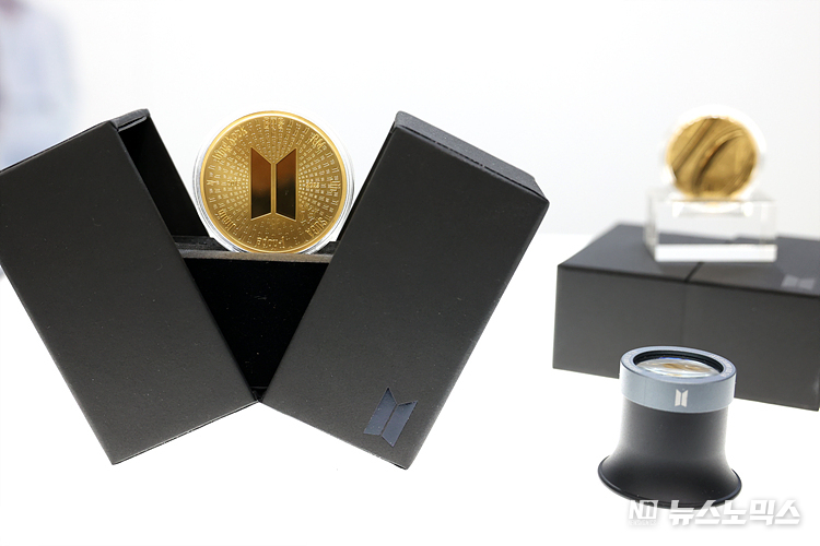 한국조폐공사가 16일 서울 마포구 한국조폐공사 오롯디윰관에서 방탄소년단(BTS) 데뷔 10주년 공식 기념 메달을 국내·외 동시 출시하며 포토세션을 하고 있다. ⓒ정의철 기자