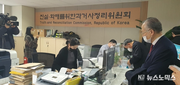 북한인권시민연합 김석우 이사장은 지난 12월9일 한국에 거주하고 있는 북송사업 관련 피해 당사자 및 가족 32명을 대리해 진실·화해를위한과거사정리위원회에 진실규명 신청서를 접수했다./사진=북한인권시민연합