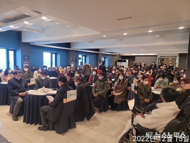 포천나눔의집장애인자립생활센터는 지난 15일(목) 오후 2시에 포천다온컨벤션 5층 대강당에서 정덕채 포천부시장과 서과석 포천시의회 의장을 비롯해 시의원과 관내 단체장, 기관회원 및 활동지원사 200여명아 참석한 가운데 사업보고회를 개최했다./사진=포천나눔의집장애인자립생활센터