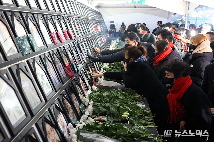 이태원 참사가 발생한지 49일째인 16일 서울 용산구 녹사평역 인근에 마련된 시분향소에서 유가족들이 영정사진 앞에서 오열하고 있다. ⓒ정의철 기자
