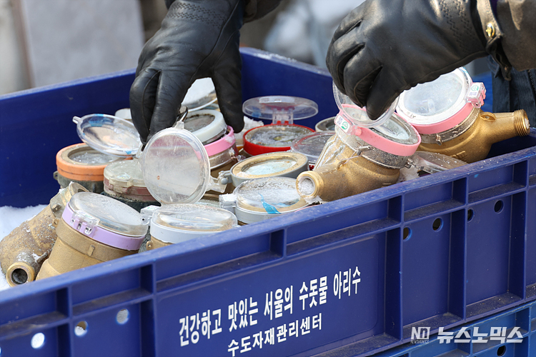 연일 영하 10도를 밑도는 한파가 이어지는 19일 서울 종로구 중부수도사업 효자가압장에서 관계자가 동파로 파손된 수도계량를 정리하고 있다. ⓒ정의철 기자