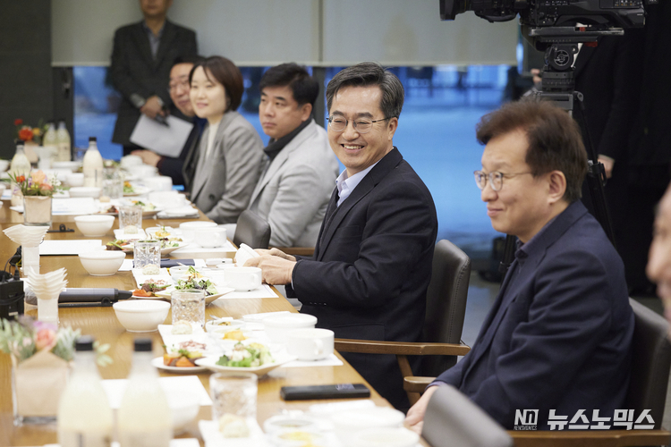 김동연 경기지사가 지난 18일 옛 경기도지사 공관인 '도담소'에서 열린 경기도 국회의원 초청 간담회에서 활짝 웃으며 담소를 나누고 있다./사진=경기도