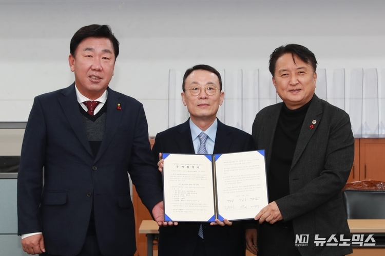 19일 충북도청에서 열린 LG에너지솔루션 투자협약식에서 이범석 청주시장(왼쪽)과 이방수 LG에너지솔루션 CRO 사장, 김영환 충청북도지사가 기념 촬영을 하고 있다./사진=LG에너지솔루션