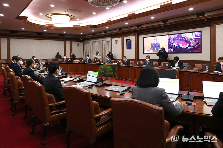 추경호 경제부총리 겸 기획재정부 장관과 국무위원들이 20일 서울 종로구 정부서울청사에서 열린 세종청사와의 화상 국무회의에 참석하고 있다. ⓒ정의철 기자