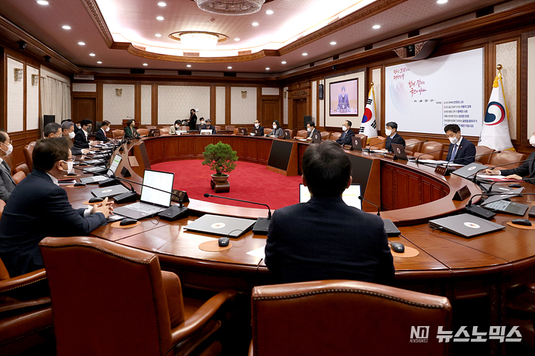 추경호 경제부총리 겸 기획재정부 장관과 국무위원들이 20일 서울 종로구 정부서울청사에서 열린 세종청사와의 화상 국무회의에 참석하고 있다. ⓒ정의철 기자