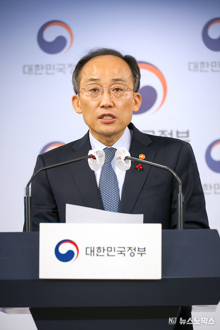 추경호 경제부총리 겸 기획재정부 장관이 20일 서울 종로구 정부서울청사 브리핑룸에서 '추가연장근로 일몰연장 법안 연내 국회통과 촉구 호소문'을 발표하고 있다. ⓒ정의철 기자