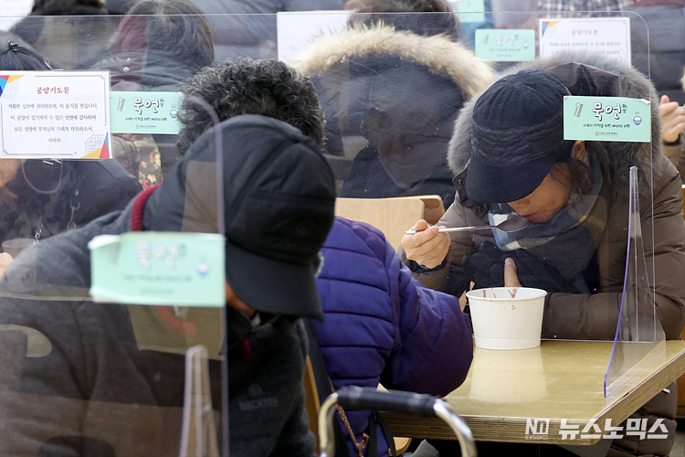 절기상 동지(冬至)인 22일 서울 종로구 대한불교조계종 조계사에서 동지 팥죽 8000인분을 만들어 신도와 이웃들에게 공양하고 있다. ⓒ정의철 기자