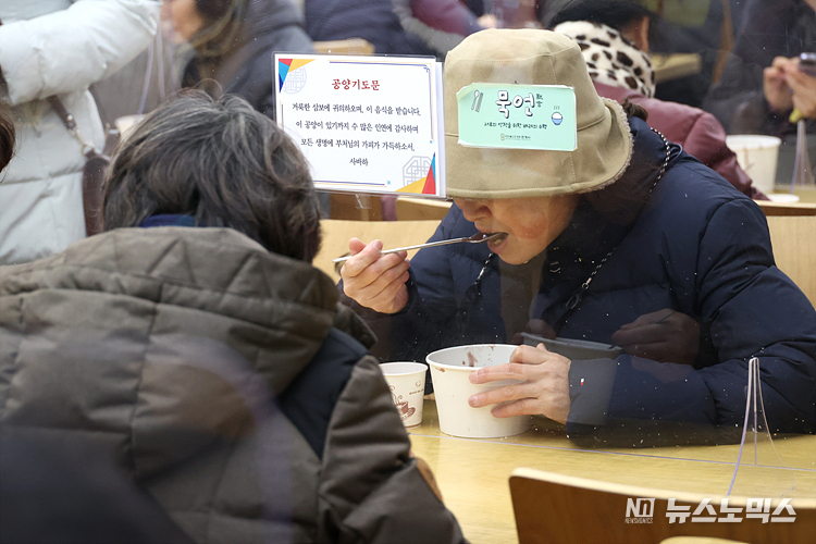 절기상 동지(冬至)인 22일 서울 종로구 대한불교조계종 조계사에서 동지 팥죽 8000인분을 만들어 신도와 이웃들에게 공양하고 있다. ⓒ정의철 기자