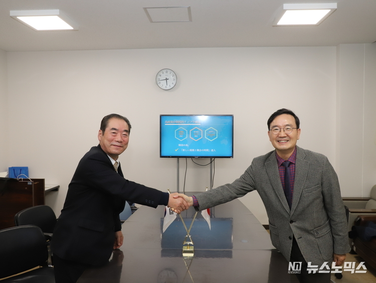 16일 이키노시마 '시라카와 히로카즈' 시장(왼쪽)과 오동호 한국섬진흥원장이 간담회에 앞서 악수를 나누고 있다./사진=한국섬진흥원