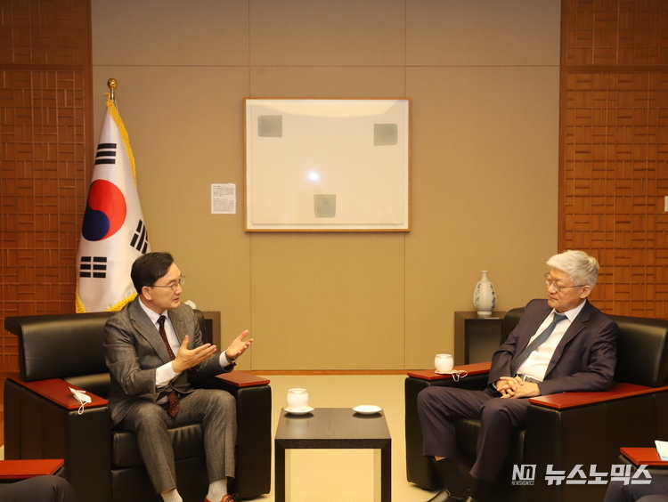 한국섬진흥원 오동호 원장과 주일본 한국대산관 윤덕민 대사가 지난 13일 한일간 섬 진흥 정책 교류 협력에 관해 대화를 나누고 있다./사진=한국섬진흥원