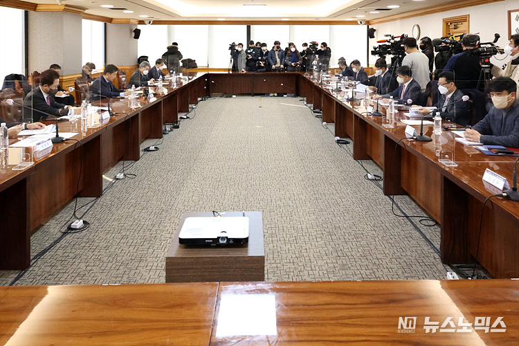 김주현 금융위원장과 산은 등 정책금융기관 및 관계부처 관계자들이 26일 서울 중구 은행회관에서 '2023년도 정책금융 자금공급 협약식'을 하고 있다. ⓒ정의철 기자