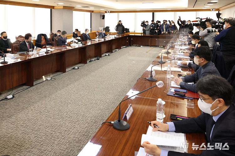 김주현 금융위원장과 산은 등 정책금융기관 및 관계부처 관계자들이 26일 서울 중구 은행회관에서 '2023년도 정책금융 자금공급 협약식'을 하고 있다. ⓒ정의철 기자