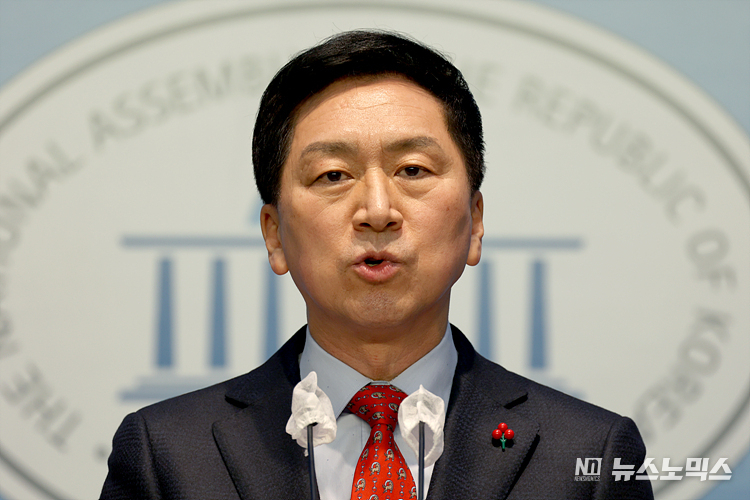 김기현 국민의힘 의원이 27일 서울 여의도 국회 소통관에서 당대표 출마 선언 기자회견을 하고 있다. ⓒ정의철 기자