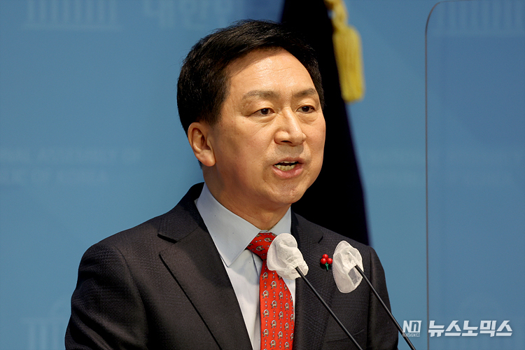 김기현 국민의힘 의원이 27일 서울 여의도 국회 소통관에서 당대표 출마 선언 기자회견을 하고 있다. ⓒ정의철 기자