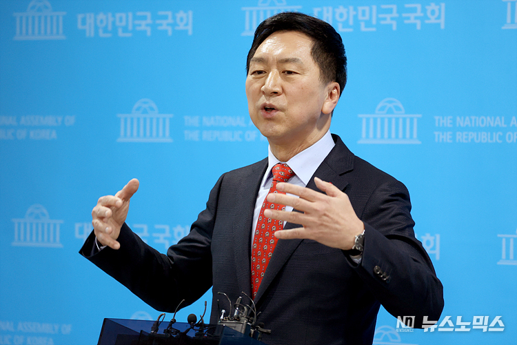 김기현 국민의힘 의원이 27일 서울 여의도 국회 소통관에서 당대표 출마 선언 기자회견을 마치고 취재진의 질문에 답변하고 있다. ⓒ정의철 기자