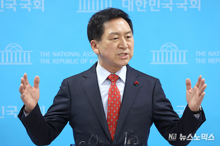 김기현 국민의힘 의원이 27일 서울 여의도 국회 소통관에서 당대표 출마 선언 기자회견을 마치고 취재진의 질문에 답변하고 있다. ⓒ정의철 기자