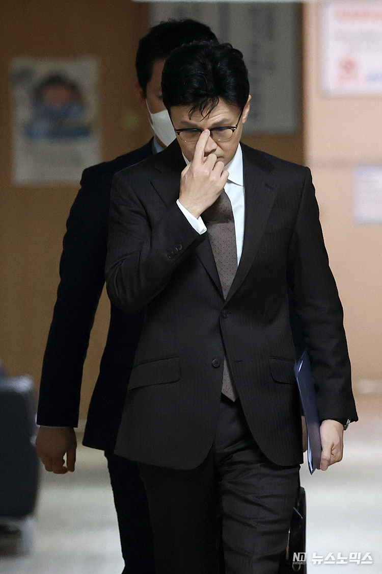 한동훈 법무부 장관이 27일 서울 종로구 정부서울청사에서 특별사면 브리핑을 위해서 합동브리핑실로 이동하고 있다. ⓒ정의철 기자