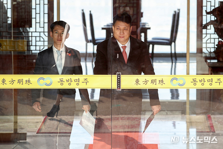 중국 비밀 경찰서 국내 거점으로 의심받는 중식당 '동방명주' 대표 왕해군 씨가 29일 서울 송파구 중식당 동방명주에서 기자회견장으로 이동하고 있다. ⓒ정의철 기자