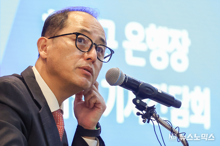 한용구 신임 신한은행장이 30일 서울 중구 신한은행 본점에서 취임식을 마친 후 기자간담회를 열고 취재진의 질문에 답변하고 있다. ⓒ정의철 기자