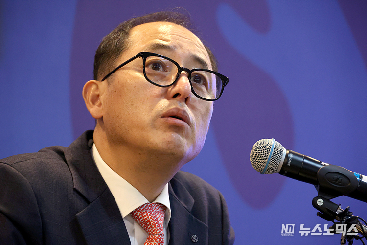 한용구 신임 신한은행장이 30일 서울 중구 신한은행 본점에서 취임식을 마친 후 기자간담회를 열고 취재진의 질문에 답변하고 있다. ⓒ정의철 기자