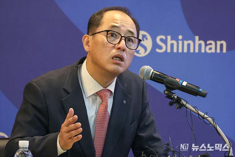 한용구 신임 신한은행장이 30일 서울 중구 신한은행 본점에서 취임식을 마친 후 기자간담회를 열고 취재진의 질문에 답변하고 있다. ⓒ정의철 기자