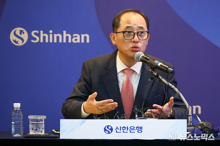 한용구 신임 신한은행장이 30일 서울 중구 신한은행 본점에서 취임식을 마친 후 기자간담회를 열고 취재진의 질문에 답변하고 있다. ⓒ정의철 기자
