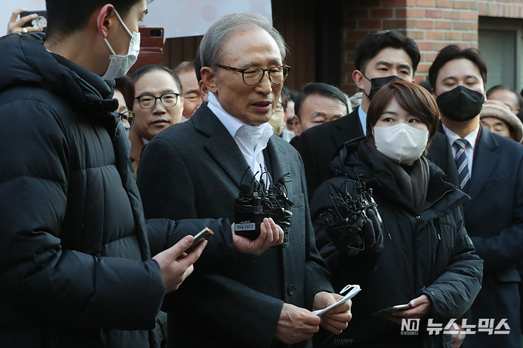 신년 특별사면으로 구속 4년 9개월만에 사면·복권된 이명박 전 대통령이 30일 서울 강남구 논현동 사저에 도착해 대국민 메세지를 발표하고 있다. ⓒ정의철 기자