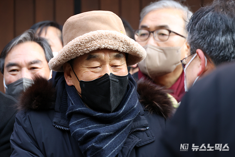 이재오 국민의힘 상임고문이 30일 서울 강남구 논현동 이명박 전 대통령 사저 앞에서 신년 특별사면으로 사면·복권된 이 전 대통령의 귀가를 기다리고 있다. ⓒ정의철 기자