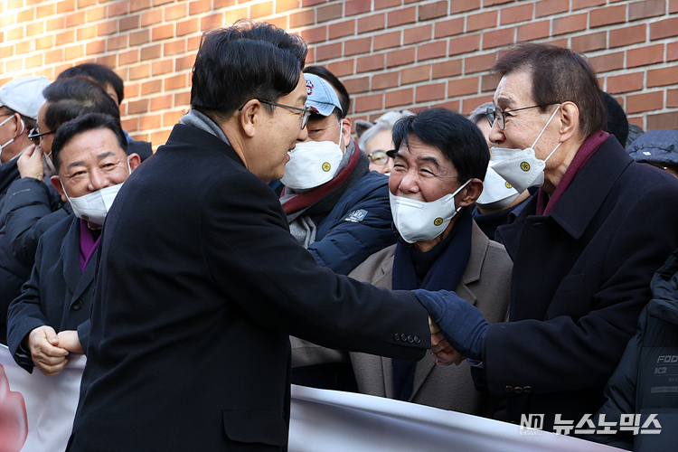 권성동 국민의 힘 의원이 30일 서울 강남구 논현동 이명박 전 대통령 사저 앞에서 신년 특별사면으로 사면·복권된 이 전 대통령의 귀가를 기다리며 지지자들과 인사하고 있다. ⓒ정의철 기자