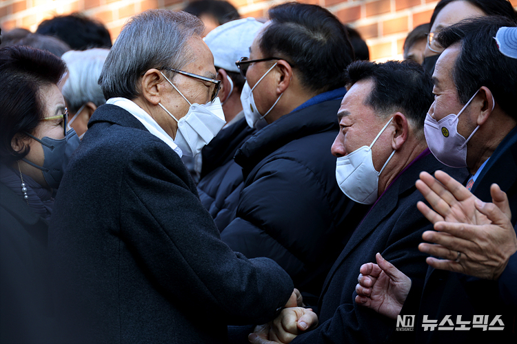 신년 특별사면으로 구속 4년 9개월만에 사면·복권된 이명박 전 대통령이 30일 서울 강남구 논현동 사저에 도착해 지지자들과 인사하고 있다. ⓒ정의철 기자