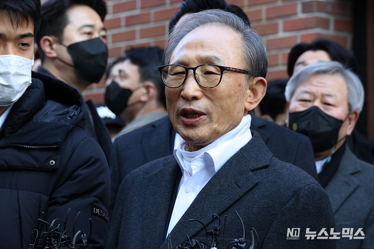 신년 특별사면으로 구속 4년 9개월만에 사면·복권된 이명박 전 대통령이 30일 서울 강남구 논현동 사저에 도착해 대국민 메세지를 발표하고 있다. ⓒ정의철 기자