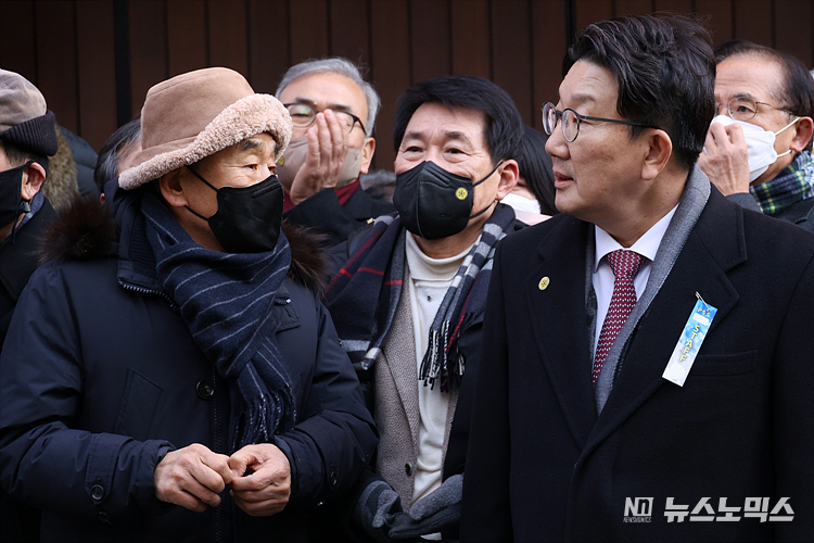 국민의힘 이재오 상임고문(왼쪽)과 권성동 의원이 30일 서울 강남구 논현동 이명박 전 대통령 사저 앞에서 신년 특별사면으로 사면·복권된 이 전 대통령의 귀가를 기다리고 있다. ⓒ정의철 기자