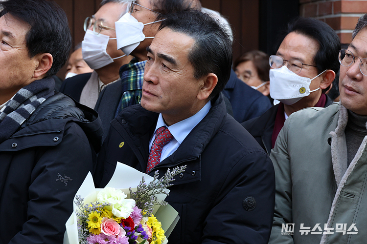 태영호 국민의힘 의이 30일 서울 강남구 논현동 이명박 전 대통령 사저 앞에서 신년 특별사면으로 사면·복권된 이 전 대통령의 귀가를 기다리고 있다. ⓒ정의철 기자