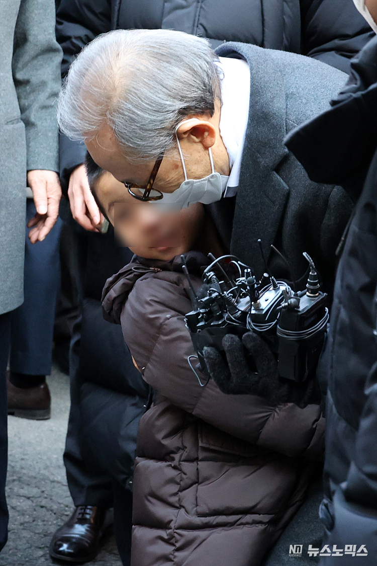 신년 특별사면으로 구속 4년 9개월만에 사면·복권된 이명박 전 대통령이 30일 서울 강남구 논현동 사저에 도착해 배웅 나온 손자를 안아주고 있다. ⓒ정의철 기자
