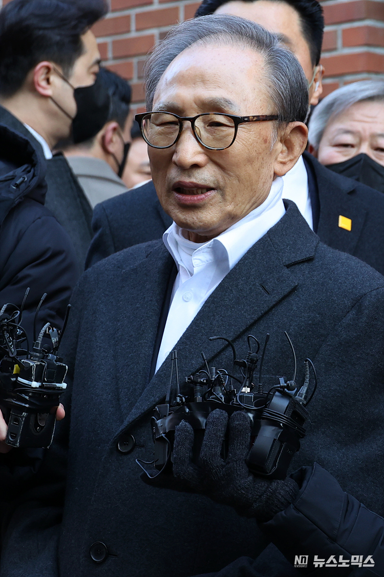 신년 특별사면으로 구속 4년 9개월만에 사면·복권된 이명박 전 대통령이 30일 서울 강남구 논현동 사저에 도착해 대국민 메세지를 발표하고 있다. ⓒ정의철 기자