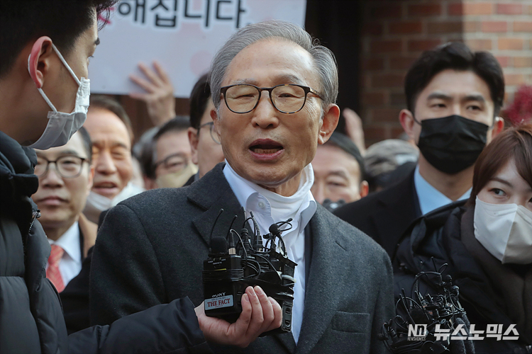 신년 특별사면으로 구속 4년 9개월만에 사면·복권된 이명박 전 대통령이 30일 서울 강남구 논현동 사저에 도착해 지지자들과 인사하고 있다. ⓒ정의철 기자