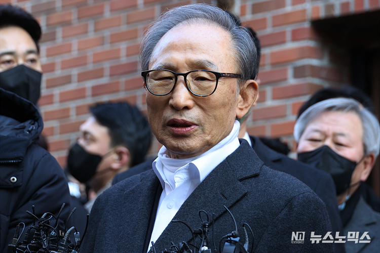 신년 특별사면으로 구속 4년 9개월만에 사면·복권된 이명박 전 대통령이 30일 서울 강남구 논현동 사저에 도착해 대국민 메세지를 발표하고 있다. ⓒ정의철 기자