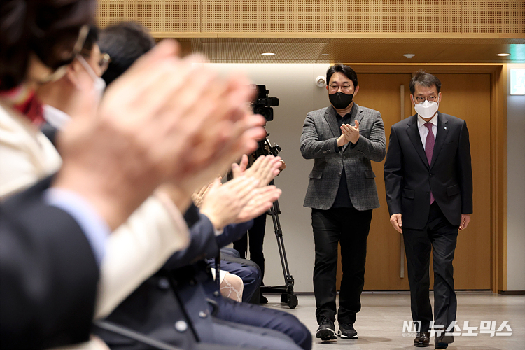 김성태 신임 IBK 기업은행장(오른쪽)이 3일 서울 중구 기업은행 본점에서 열린 취임식에 참석자들의 박수를 받으며 참석하고 있다. ⓒ정의철 기자