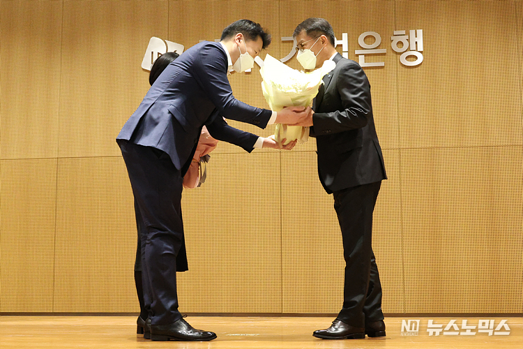 김성태 신임 IBK 기업은행장이 3일 서울 중구 기업은행 본점에서 열린 취임식에서 축하 꽃다발을 받고 있다. ⓒ정의철 기자