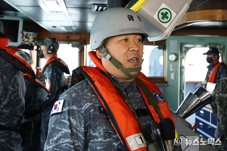 동·서·남해 전 해역에서 새해 첫 전대 해상기동훈련을 실시한 4일 해군 2함대의 구축함인 을지문덕함 김국환(대령) 함장이 훈련에 참가하며 취재진들과 만나 각오를 밝히고 있다. ⓒ정의철 기자