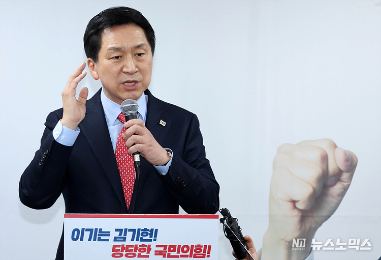 국민의힘 당권주자인 김기현 의원이 9일 서울 여의도에 마련된 전당대회 경선 캠프 '김기현의 5560 이기는 캠프' 개소식에서 인사말을 하고 있다. ⓒ정의철 기자(POOL)