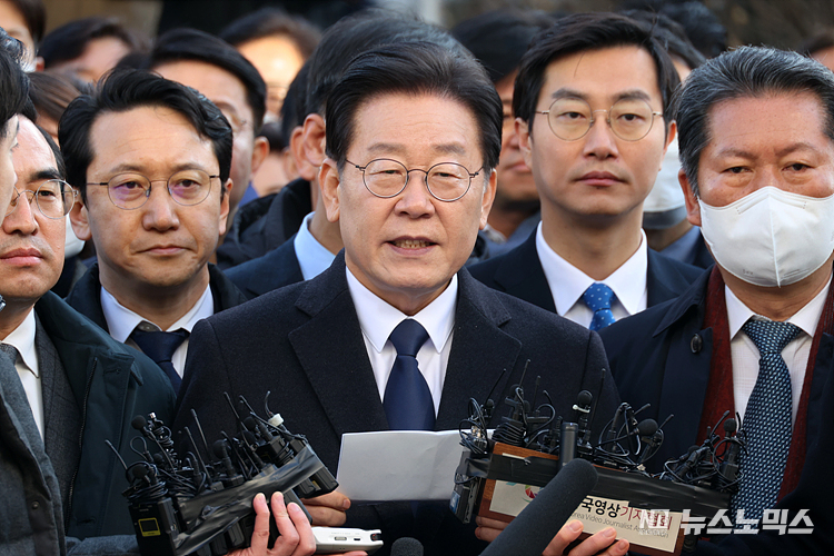 '성남FC 후원금 의혹'을 받고 있는 이재명 더불어민주당 대표가 10일 성남시 수원지방검찰청 성남지청에 조사를 받기 위해 출석해 입장을 밝히고 있다. ⓒ정의철 기자